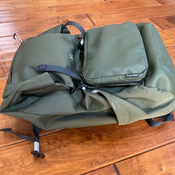 TROPIC FEEL SHELL BACKPACK WITH DETACHABLE TOILETRY KIT AND KANGAROO POUCH - Picture 7 of 9